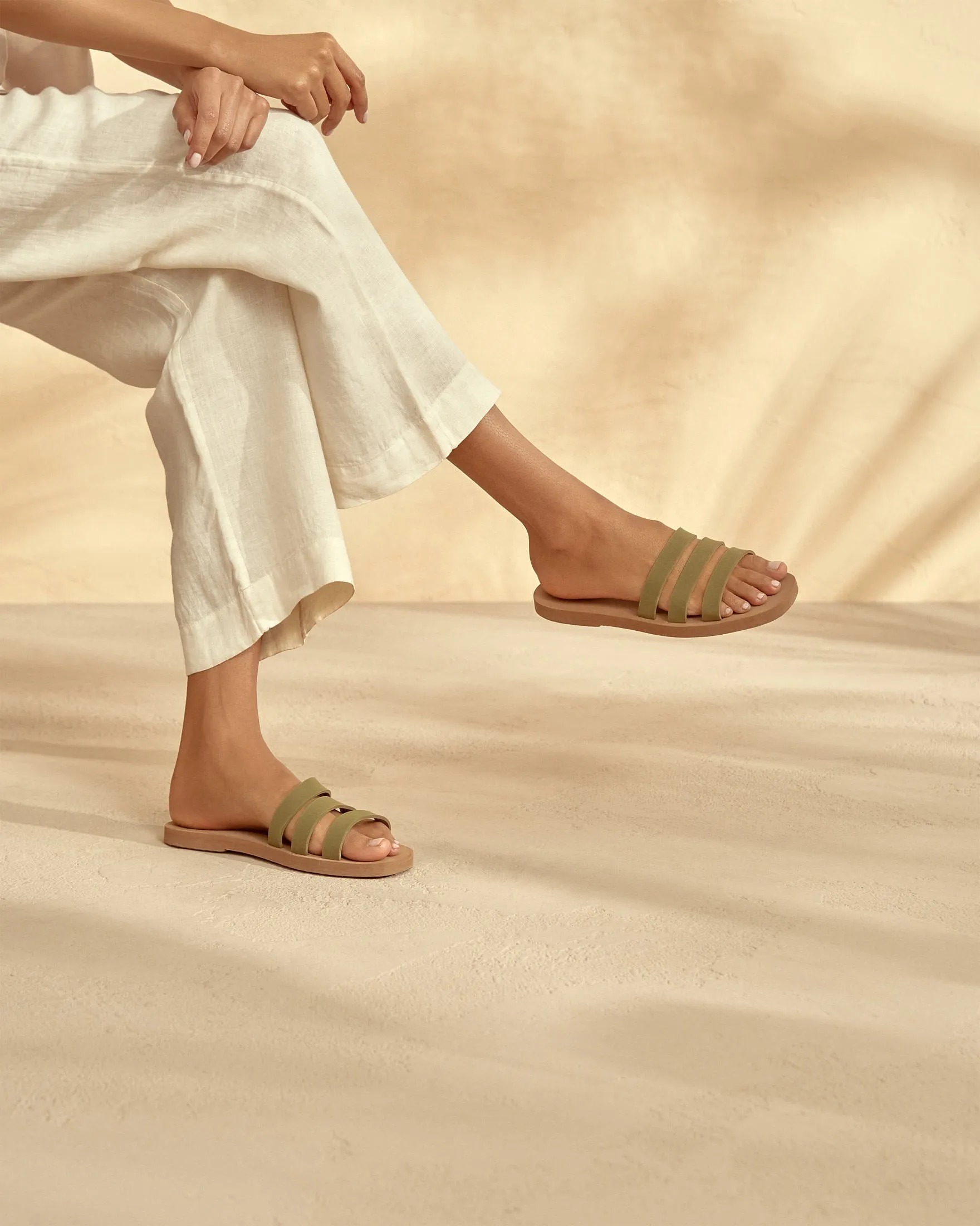 Eva Three Bands|Swim Sandals - O02ED - Honolulu Kaki Green Cuero